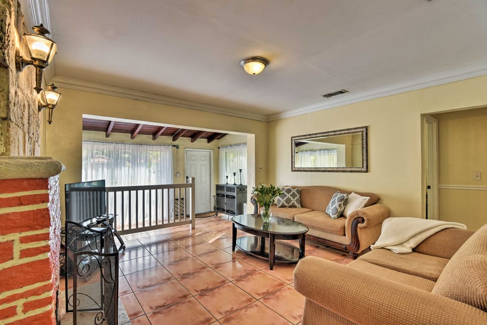 Quaint Central Miami Bungalow: 10 Mi to Mid-Beach! House in Miami Springs
