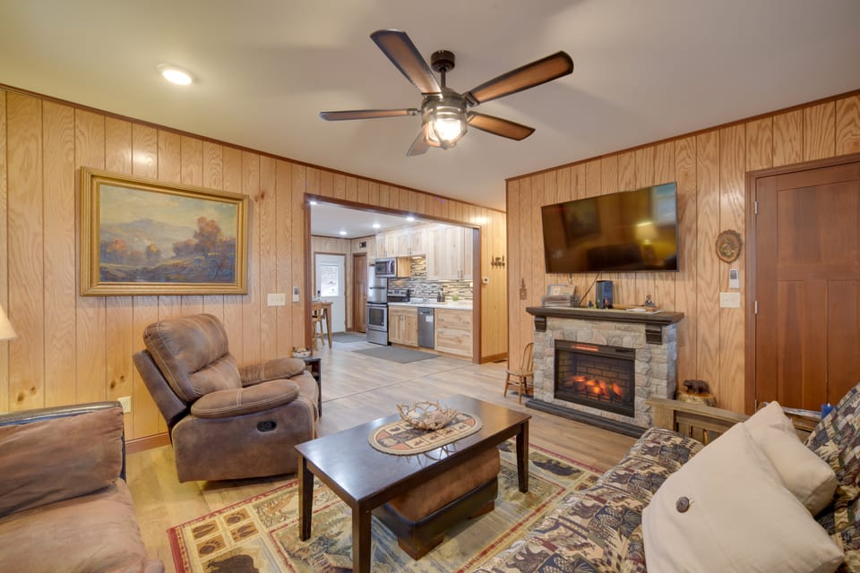 Dock, Kayaks & Fire Pit: Solon Springs Lake Escape House in Solon Springs