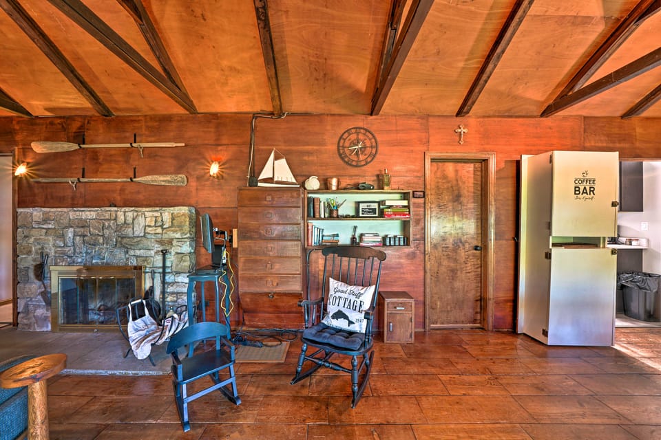 Custom-Built Lakefront Cottage w/ Spacious Yard! Cottage in Lake Erie