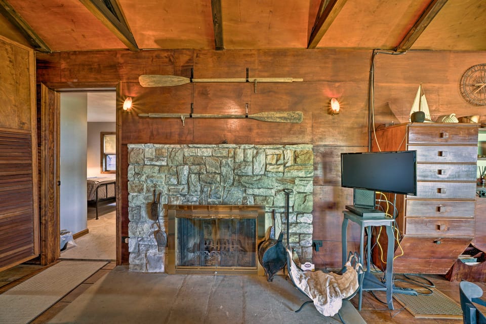 Custom-Built Lakefront Cottage w/ Spacious Yard! Cottage in Lake Erie