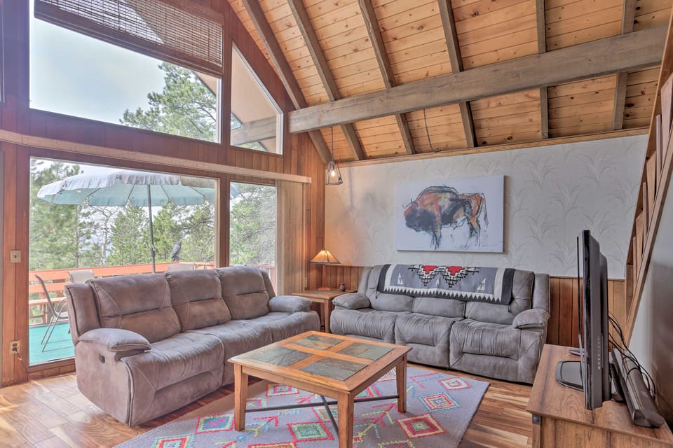 Casa con Vista: Sturgis Rally Home w/ 2-Level Deck House in North Lawrence