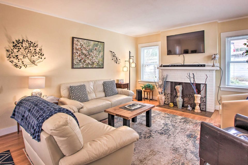 Central Eugene House w/ Updated Interior & Yard! House in Eugene