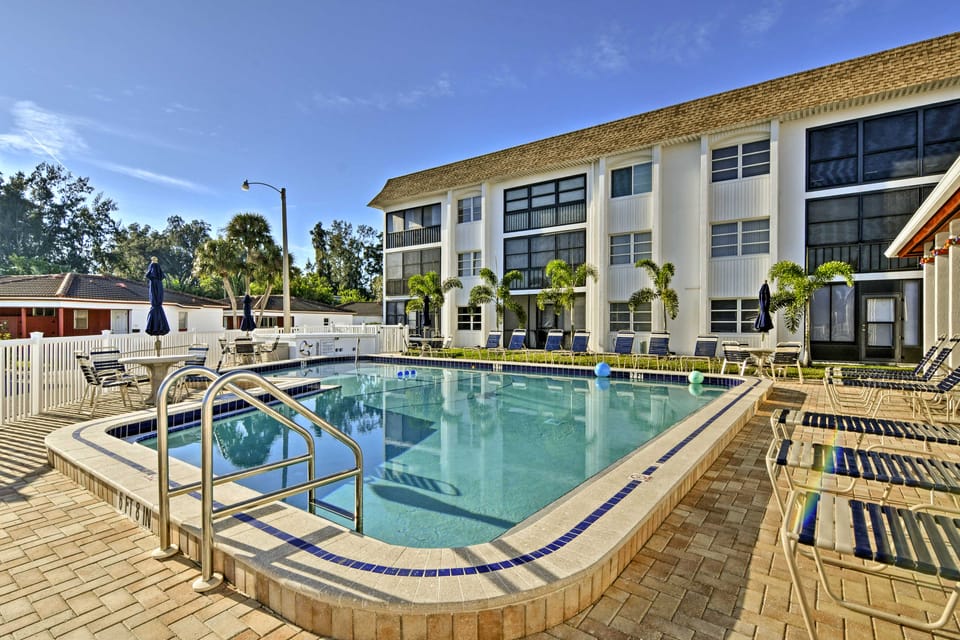 Walk to Beach: Condo w/ Pool & Patio In Sarasota! Apartment in Florida