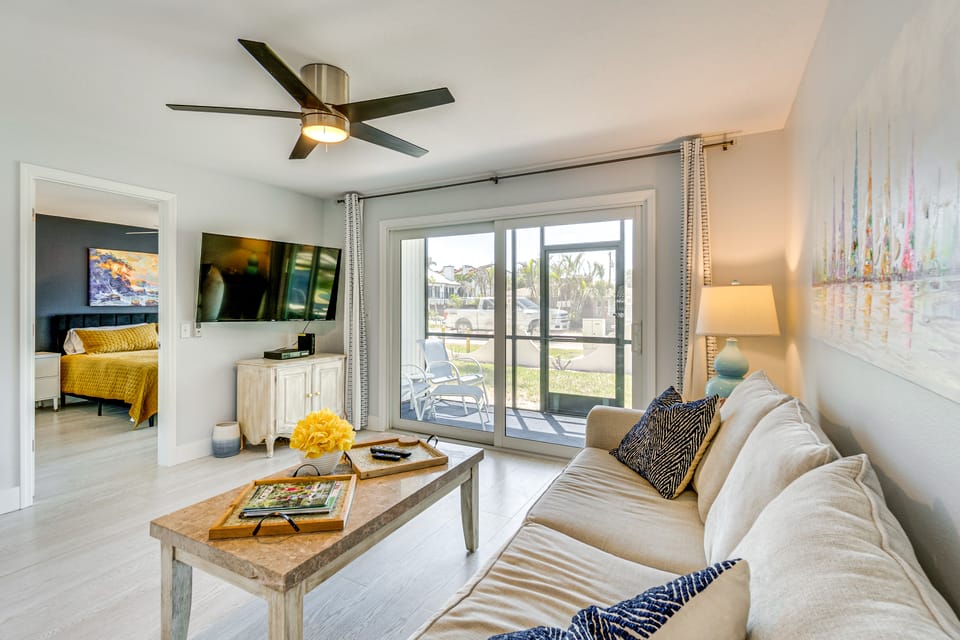 Walk to Beach: Condo w/ Pool & Patio In Sarasota! Apartment in Florida
