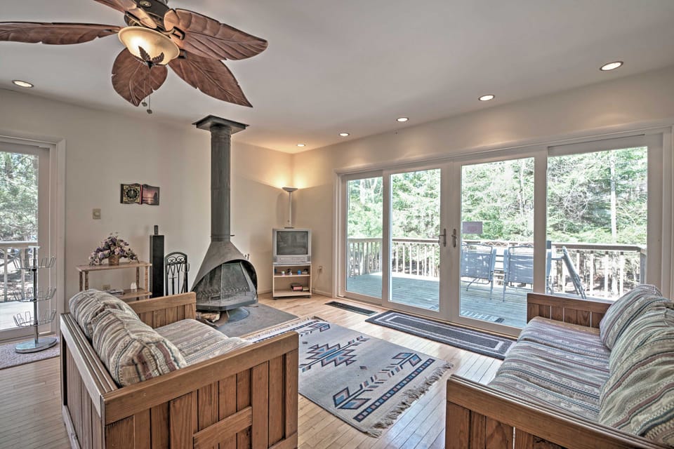 Creekside Arrowhead Lake House w/ Dock & Canoe! House in Coolbaugh Township