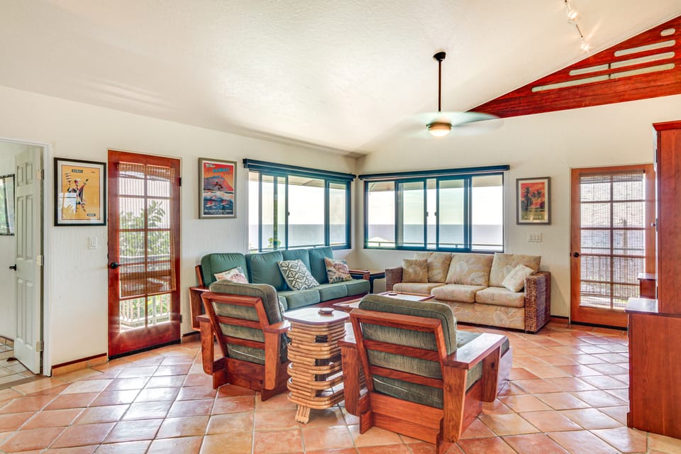 Walk to Beach! Big Island Bungalow w/ Ocean View House in South Kona