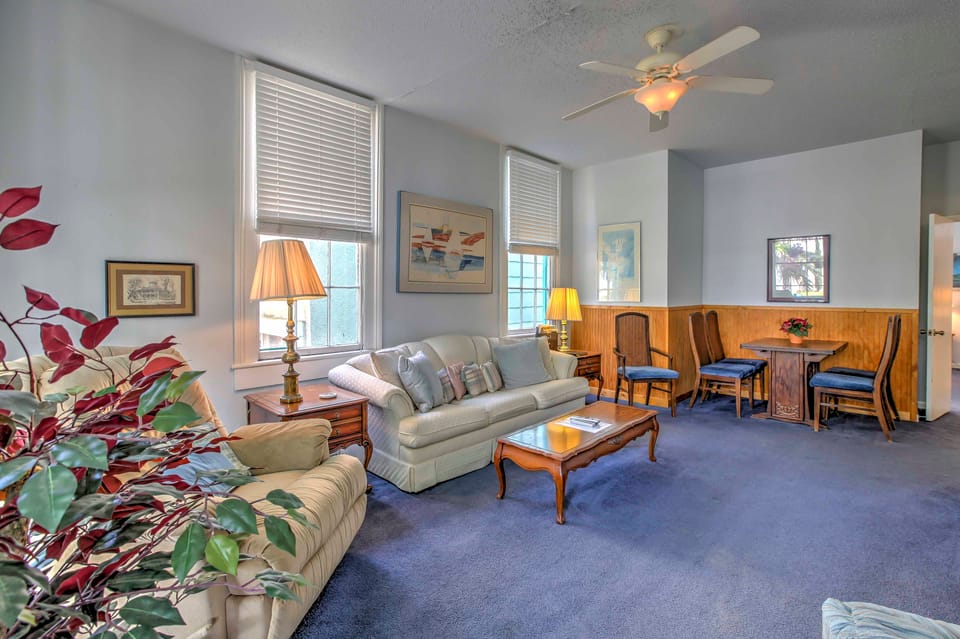 < 1/2 Mi to Porretto Beach! Couples Retreat Apartment in Texas City