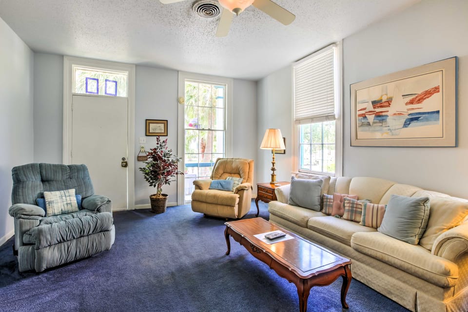 < 1/2 Mi to Porretto Beach! Couples Retreat Apartment in Texas City