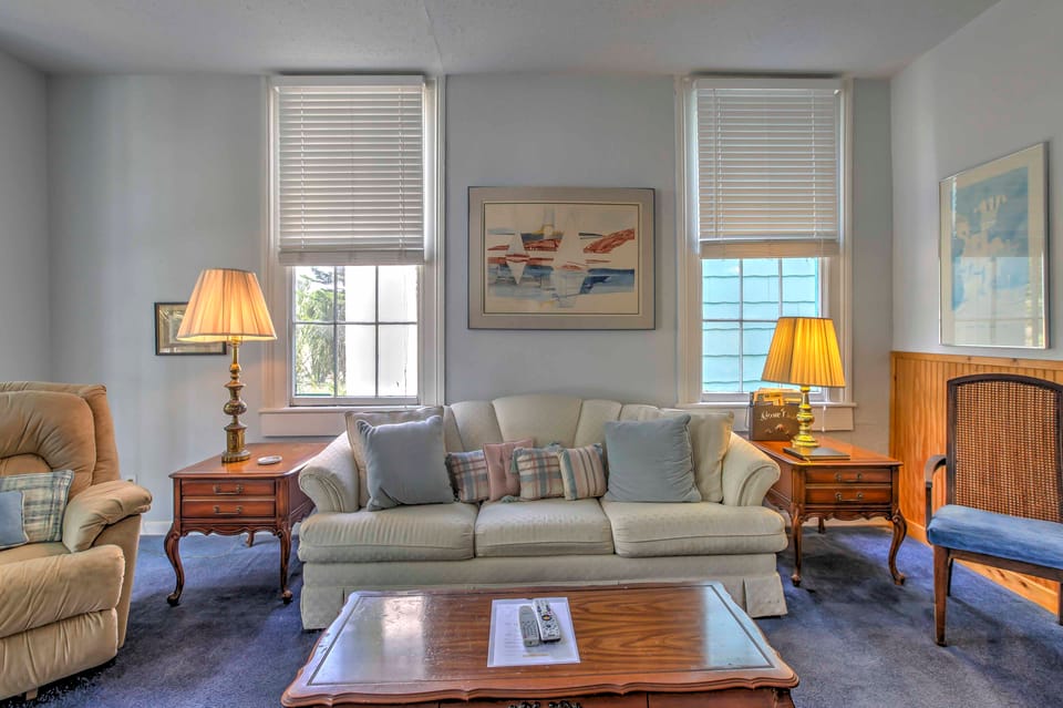 < 1/2 Mi to Porretto Beach! Couples Retreat Apartment in Texas City