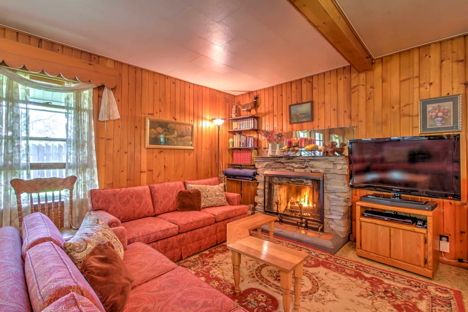 Walk to River! 'It's A Wonderful Life' Cottage Cottage in Iowa