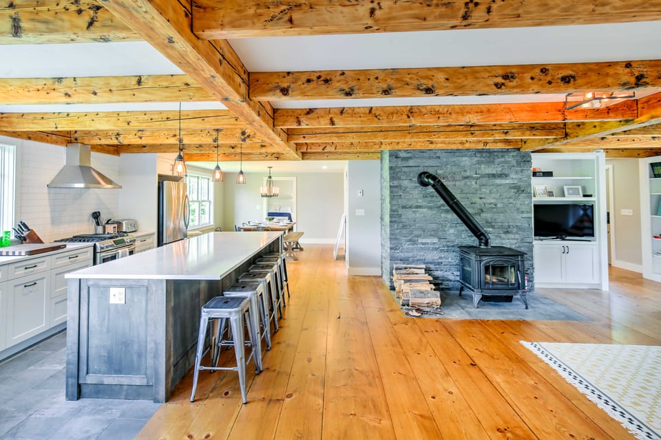 Pet-Friendly House w/ Deck - 10 Mi to Stowe Mtn! House in Morristown