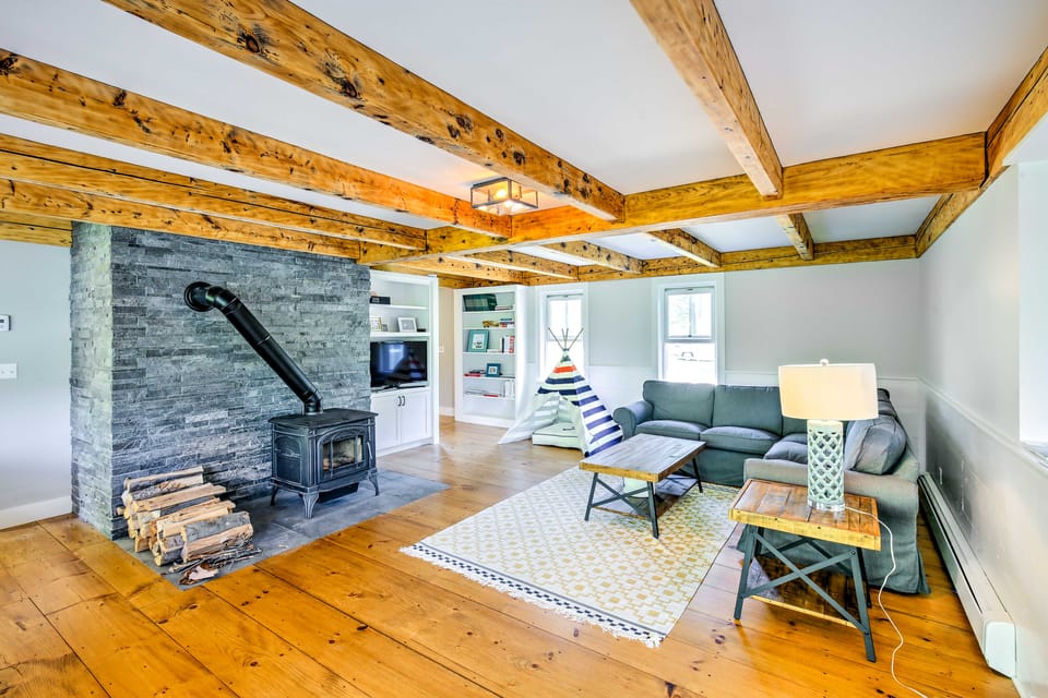 Pet-Friendly House w/ Deck - 10 Mi to Stowe Mtn! House in Morristown