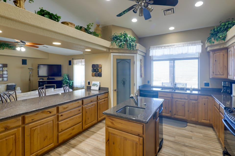 Infinity Pool & Lake Views: Havasu Group Escape House in Lake Havasu City