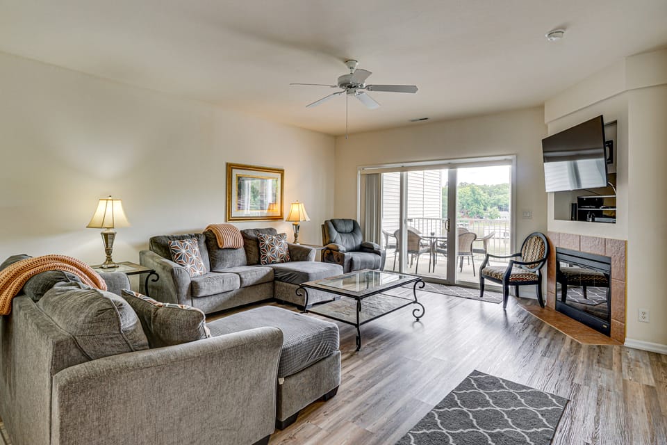 Lakefront Osage Beach Condo: Dock Your Boat Here! Apartment in Osage Beach