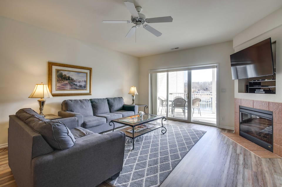 Lakefront Osage Beach Condo: Dock Your Boat Here! Apartment in Osage Beach