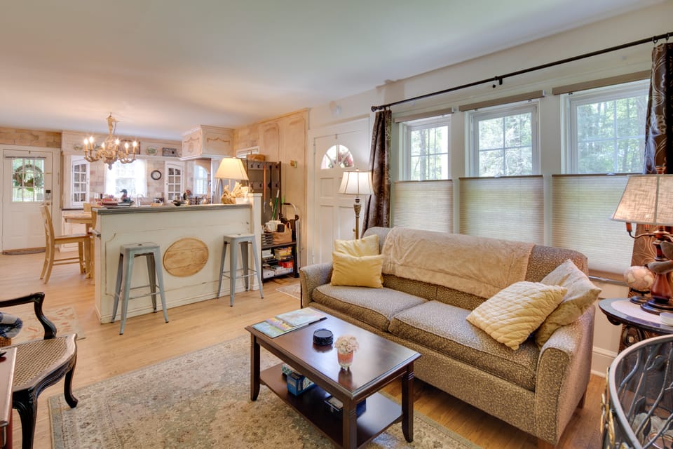 7 Mi to The Biltmore: 'Le Canard' Cottage w/ Porch House in Asheville