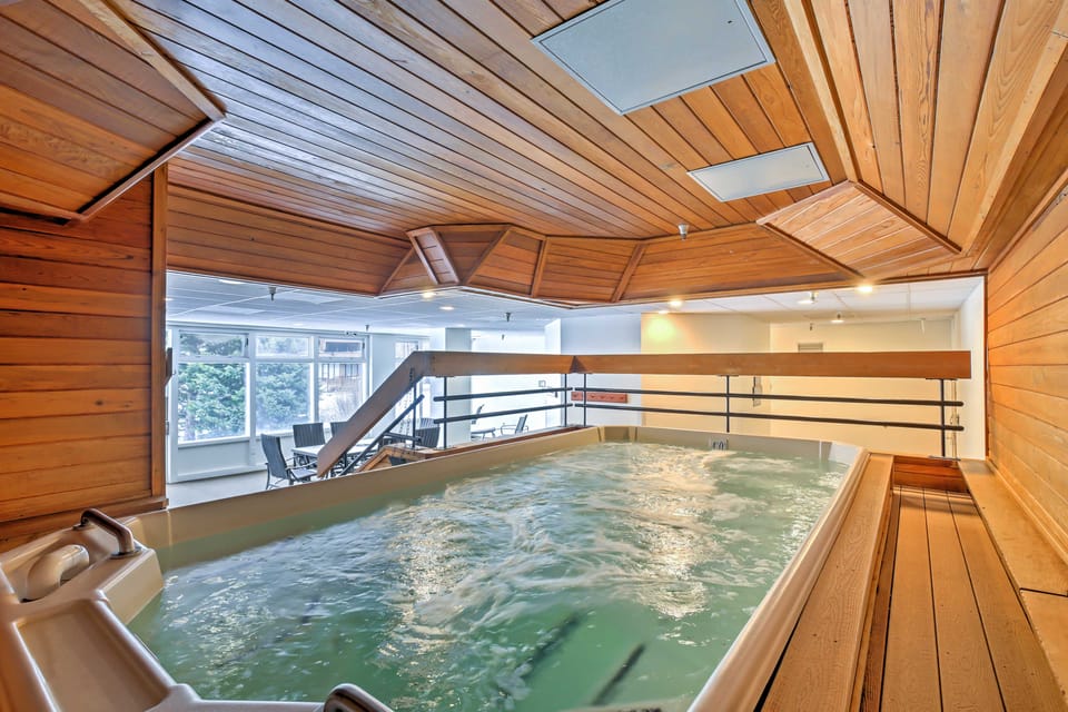 Walk to American Eagle Lift: Copper Mountain Condo Apartment in Copper Mountain