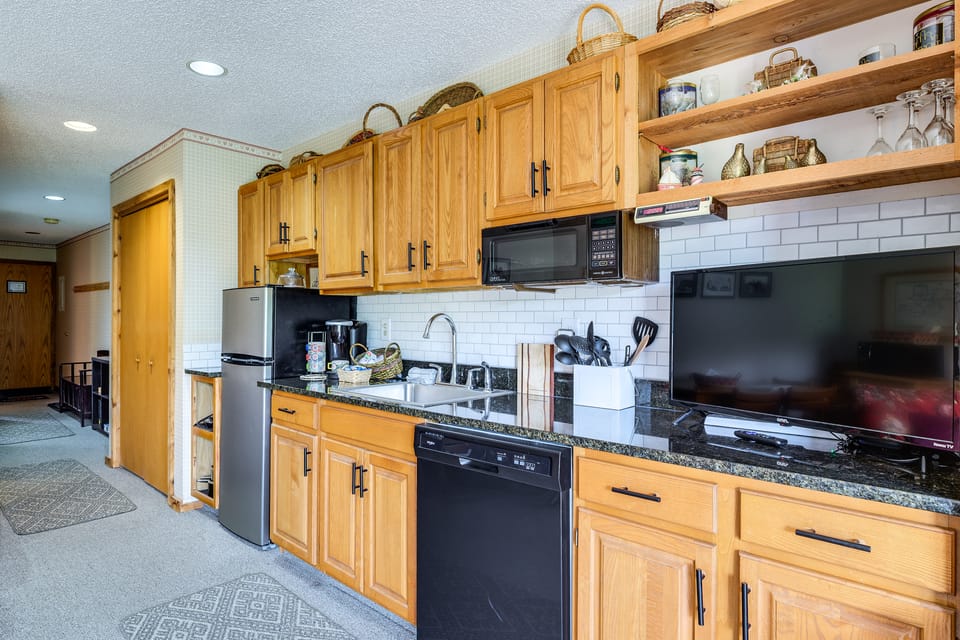 Condo on First Green w/ Deck at Schuss Mountain! Apartment in Michigan