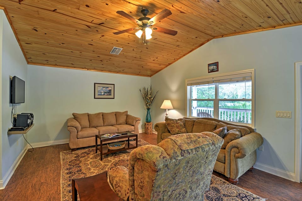 Crystal River Cottage on 1 Acre w/ Deck & Porch! Cottage in Florida