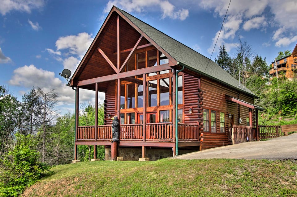 Expansive Gatlinburg Cabin: Hot Tub, Deck & Grill! House in Gatlinburg