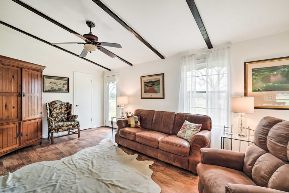 On Scenic 60-Acre Farm: Carmine Cottage w/ Porch Cottage in Texas