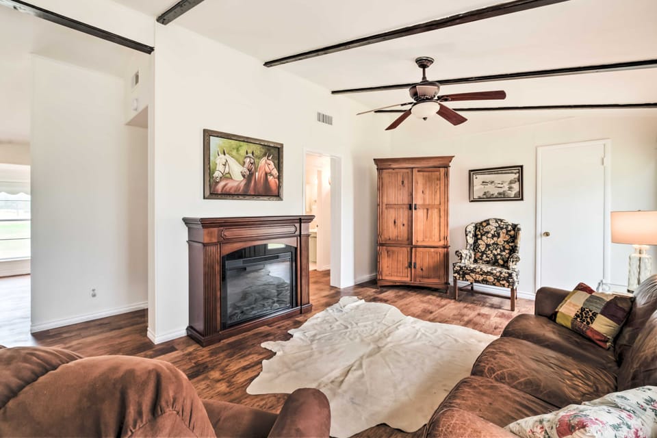 On Scenic 60-Acre Farm: Carmine Cottage w/ Porch Cottage in Texas