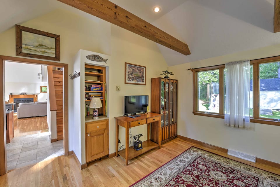 Families Welcome! East Falmouth Home 4 Mi to Beach House in Mashpee