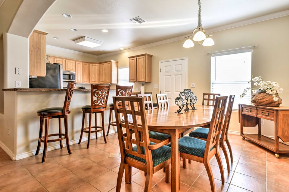 Waterfront Corpus Christi Townhome w/ Pool & Dock! Apartment in North Padre Island