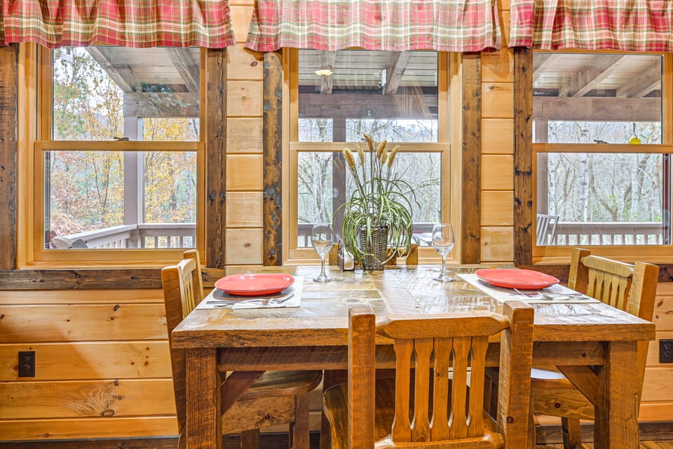 Cozy Couples Getaway w/ Hot Tub: 'Fox Ridge Cabin' House in Qualla