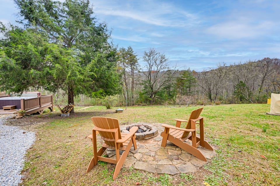 Cozy Couples Getaway w/ Hot Tub: 'Fox Ridge Cabin' House in Qualla