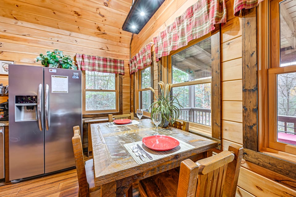 Cozy Couples Getaway w/ Hot Tub: 'Fox Ridge Cabin' House in Qualla