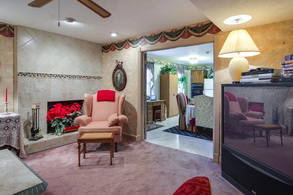 Large & Private Guest House Apt w/ Patio + Views! Apartment in Kentucky