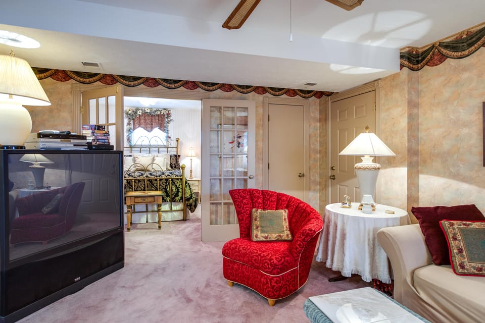 Large & Private Guest House Apt w/ Patio + Views! Apartment in Kentucky