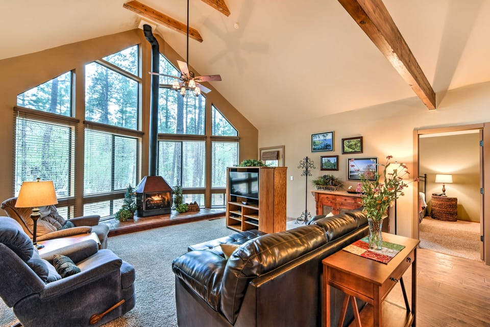 Relax Fireside! Peaceful Forest Haven in Prescott House in Arizona