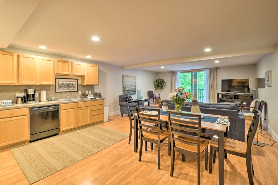 Cute Grand Haven Apartment: Walk Downtown Streets! Apartment in Grand Haven