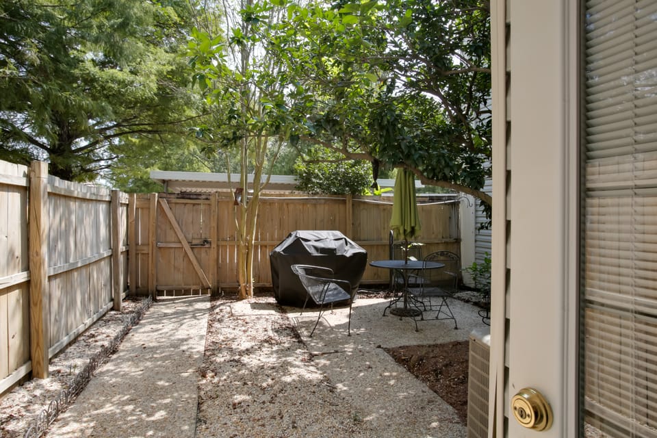 Baton Rouge Townhome w/ Pool Access - 7 Mi to LSU! Apartment in Baton Rouge
