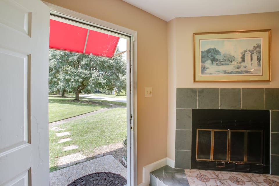 Baton Rouge Townhome w/ Pool Access - 7 Mi to LSU! Apartment in Baton Rouge