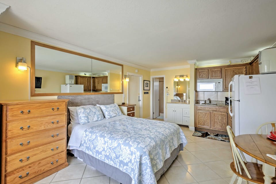 Daytona Beach Studio w/ Oceanfront Balcony & Pool! Apartment in Florida