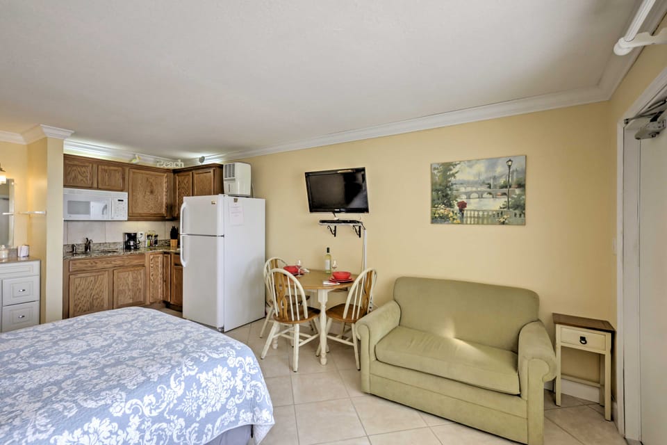 Daytona Beach Studio w/ Oceanfront Balcony & Pool! Apartment in Florida