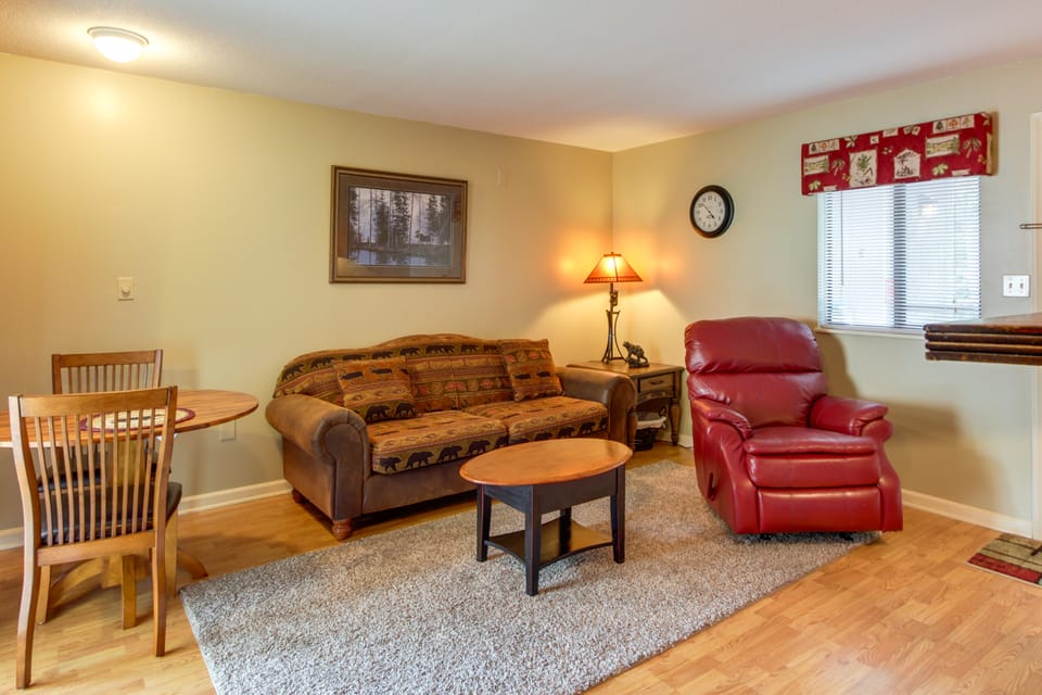 Bear-Sighting Condo: Walk to Downtown Gatlinburg! Apartment in Gatlinburg