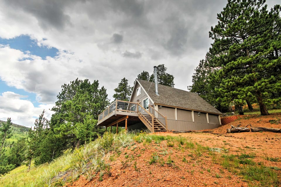 Hillside Cripple Creek Cabin w/ Hot Tub, Mtn Views House in Colorado