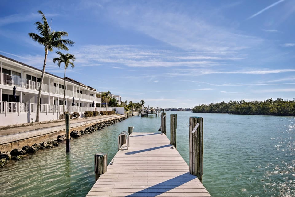 Waterfront Sunset Suite: Dolphins, Docks & Pool! Apartment in Marco Island