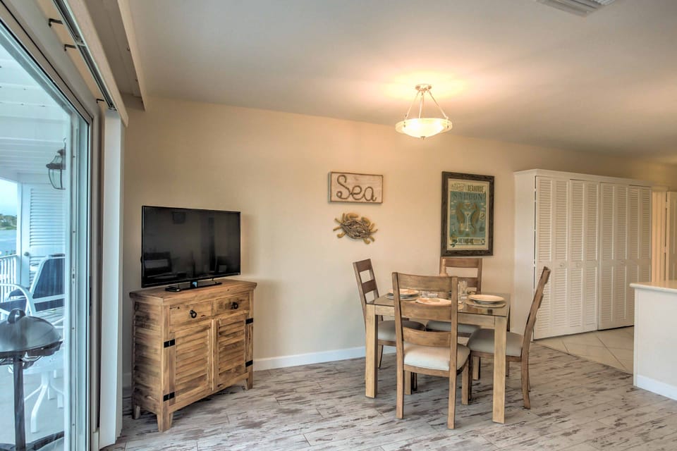 Waterfront Sunset Suite: Dolphins, Docks & Pool! Apartment in Marco Island