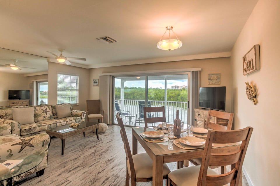 Waterfront Sunset Suite: Dolphins, Docks & Pool! Apartment in Marco Island