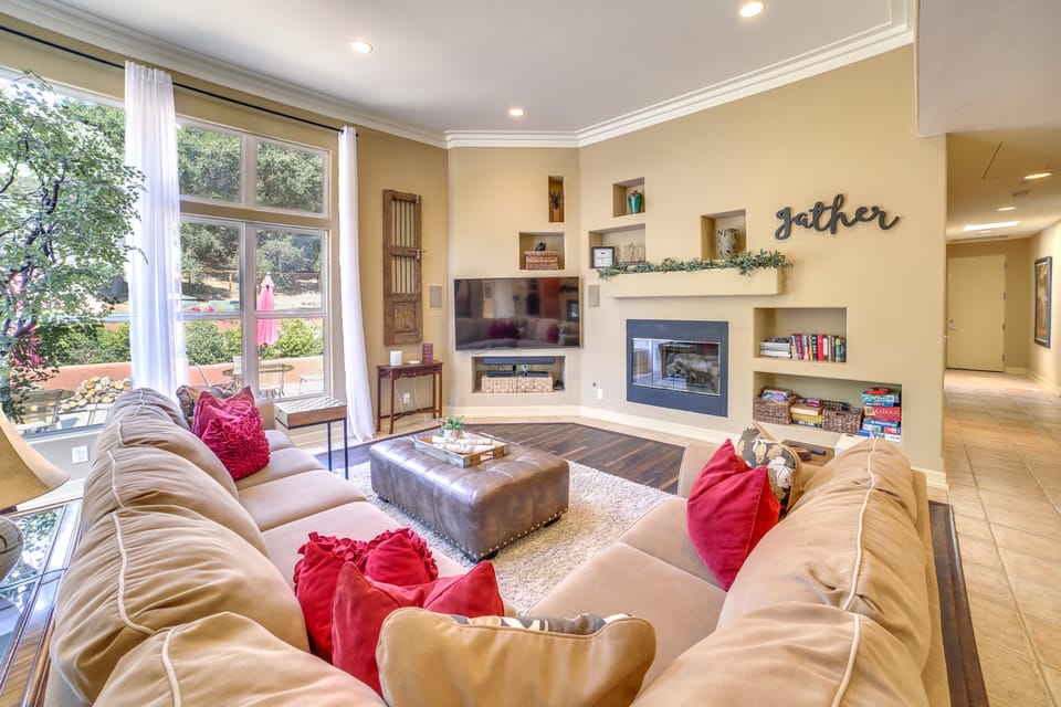 Chic California Escape w/ Pool, Hot Tub & Patio! House in Sierra Nevada