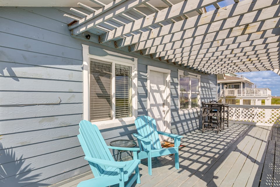 Walk to Gulf: Surfside Beach Home w/ Deck House in Surfside Beach