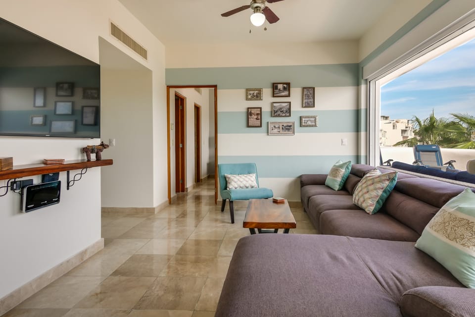 Chic Cabo Condo - Walk to Marina & Downtown! Apartment in Cabo San Lucas