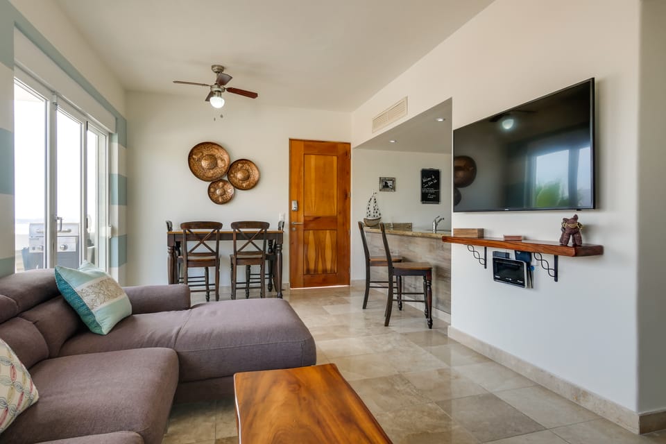 Chic Cabo Condo - Walk to Marina & Downtown! Apartment in Cabo San Lucas