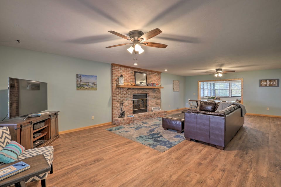20 Mi to UF Campus: Santa Fe Lake Escape w/ Dock! House in Florida