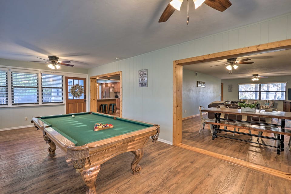 20 Mi to UF Campus: Santa Fe Lake Escape w/ Dock! House in Florida